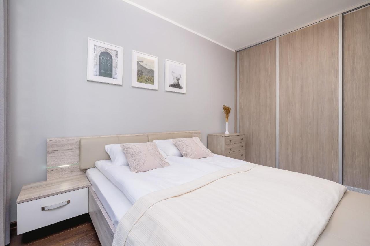 Stylish Korfantego Apartment Next To Spodek By Noclegi Renters Katowice Bagian luar foto