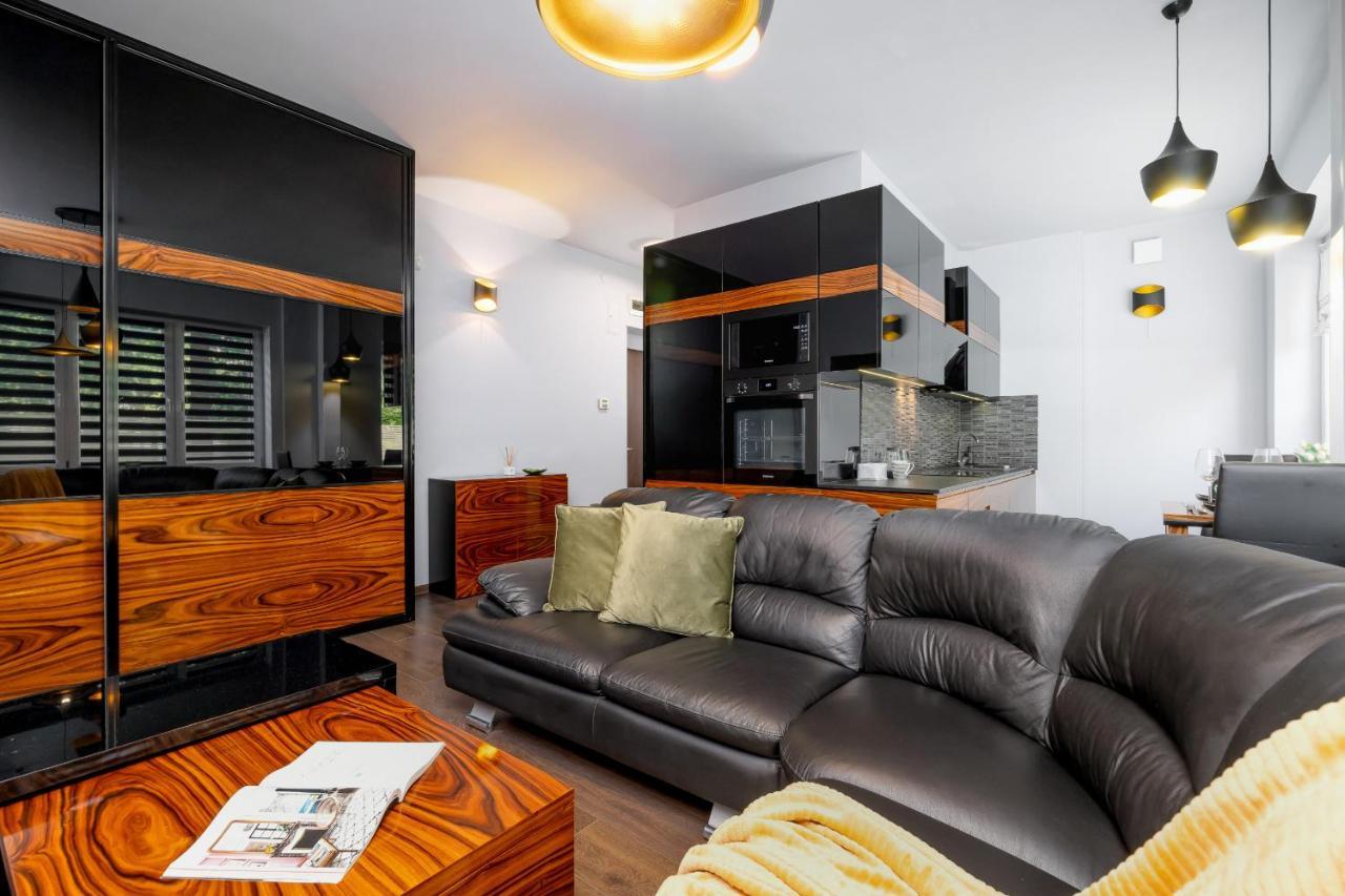 Stylish Korfantego Apartment Next To Spodek By Noclegi Renters Katowice Bagian luar foto