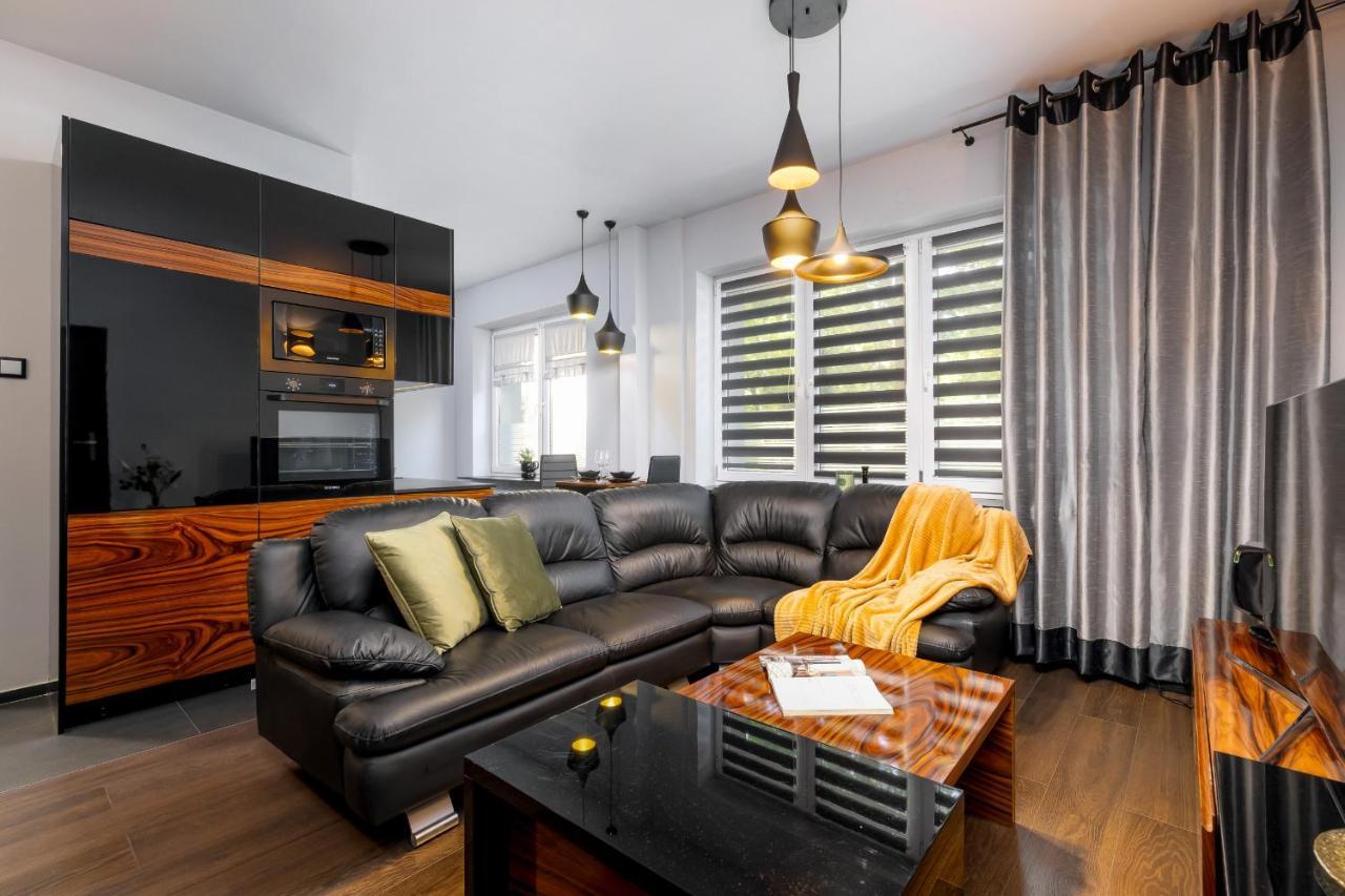 Stylish Korfantego Apartment Next To Spodek By Noclegi Renters Katowice Bagian luar foto