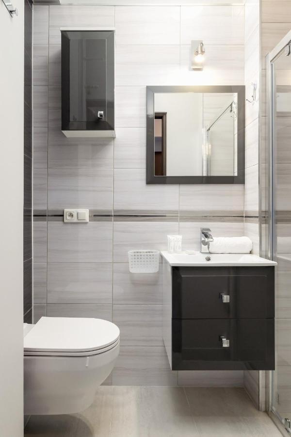 Stylish Korfantego Apartment Next To Spodek By Noclegi Renters Katowice Bagian luar foto