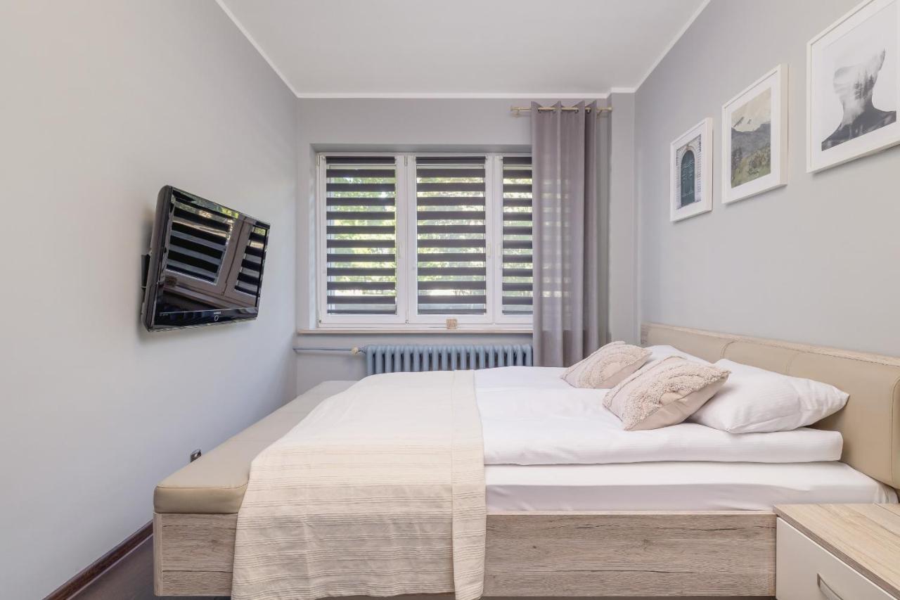 Stylish Korfantego Apartment Next To Spodek By Noclegi Renters Katowice Bagian luar foto