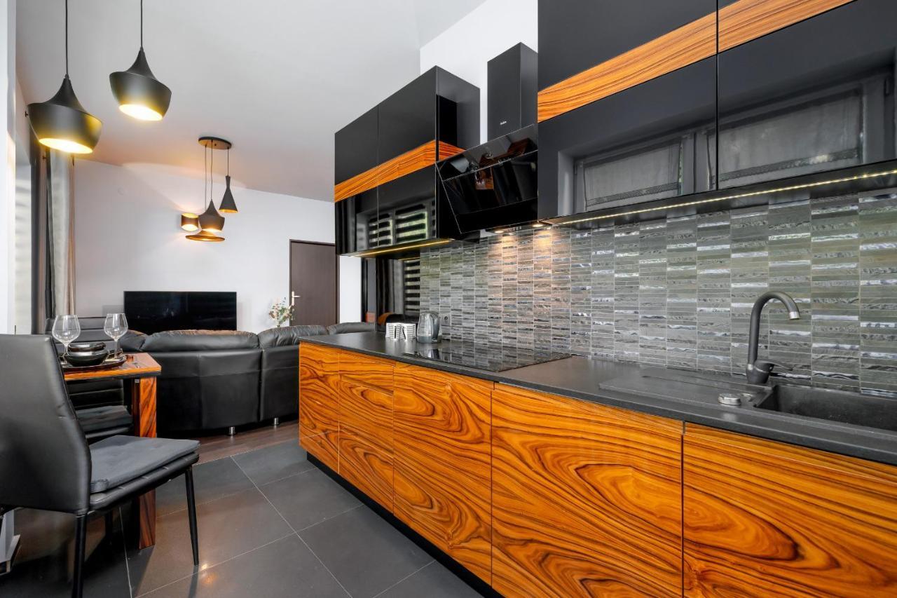 Stylish Korfantego Apartment Next To Spodek By Noclegi Renters Katowice Bagian luar foto